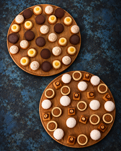 Buffet de pâtisseries, deux plateaux en bois