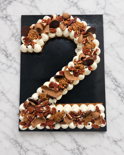 Gâteau numéro 2 sur marbre blanc