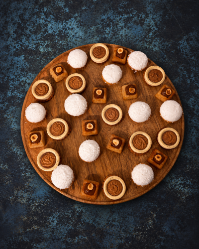Plateau de mini-pâtisseries sur métal bleu